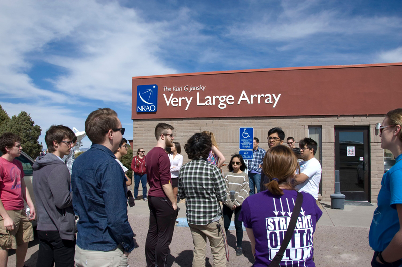 Students arrive at the VLA visitors' center.