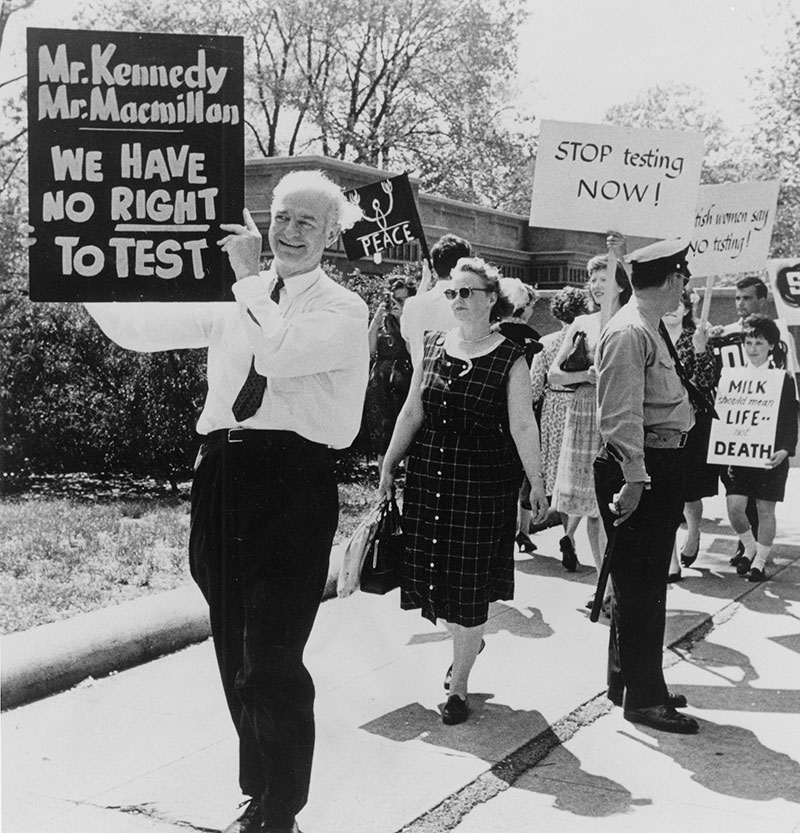 Linus Pauling picketing the White House as part of a mass demonstration protesting the resumption of US atmospheric nuclear tests. Photo courtesy of National Archives.