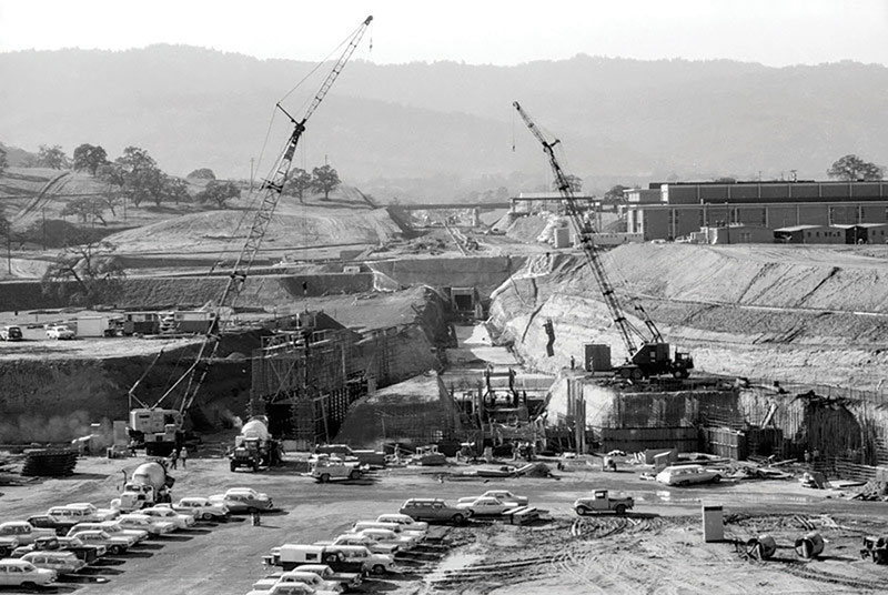 Construction of the accelerator tunnel and experimental stations with the Interstate 280 overpass in the background, 1964. Photo courtesy of SLAC National Accelerator Laboratory.