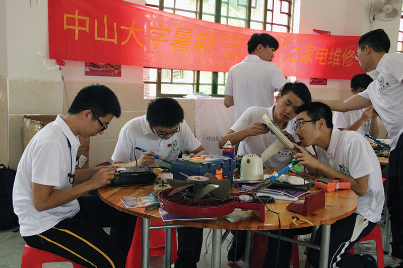 Club members put their electronics skills to good use during the two-day event. Photos courtesy of Sun Yat-sen University’s Electrical Appliances Maintenance Voluntary Club.
