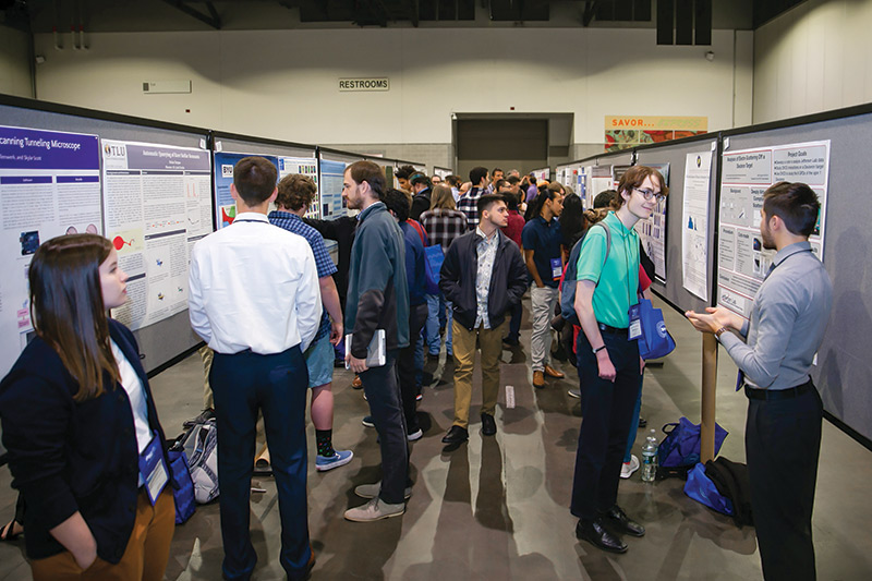 Students take advantage of the poster sessions at PhysCon 2019. Photos by SPS National.